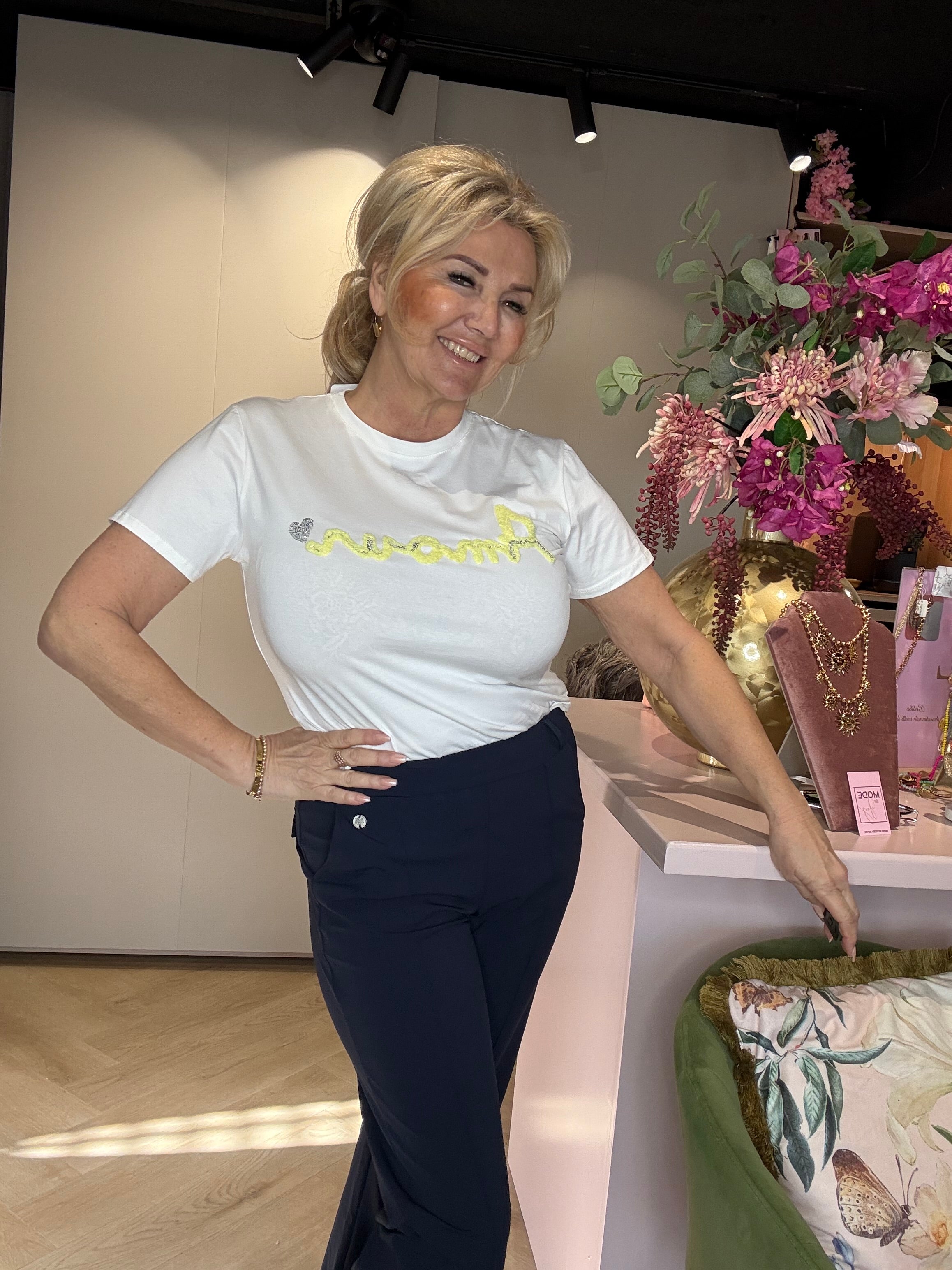 T-Shirt Wit, tekst Amour Geel